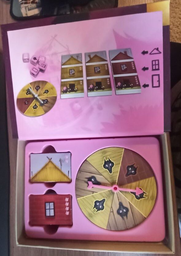 В коробке с игрой встроен органайзер для удобного хранения компонентов. На крышке изображена начальная раскладка компонентов для игры.