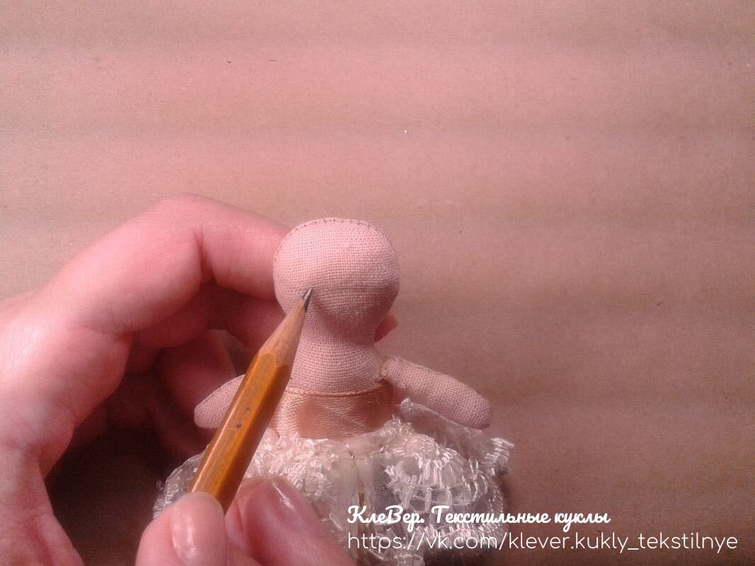 На этой кукле я наметила линию глазок примерно посередине. Фото из архива автора.