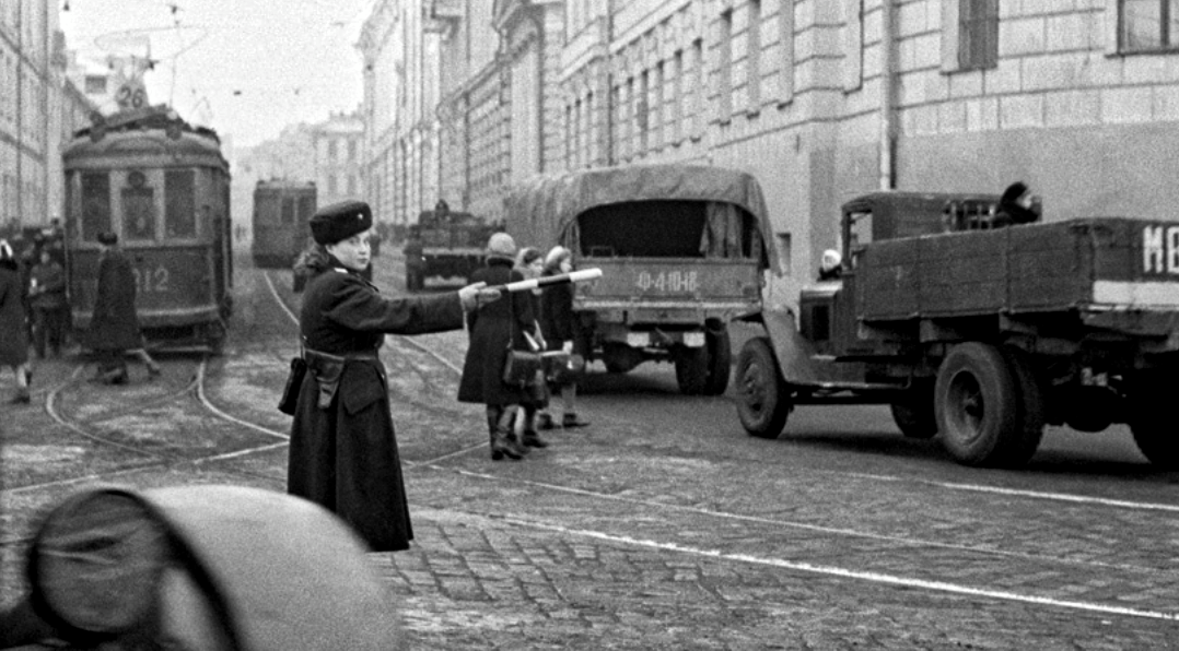 В военное лихолетье четверть личного состава ГАИ была мобилизована на строительство военных и других сооружений, а их места заняли женщины. Фото https://ru.m.wikipedia.org.