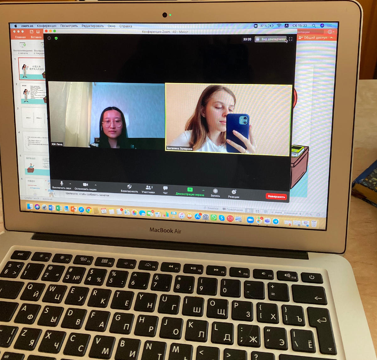 На фото мы с Юй Линь проводим языковой клуб.