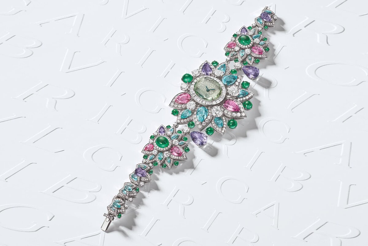 ����� ���� Blooming Beauty high jewellery -  ��� ��� �������� ������. ��� ������� ����� ����� ����� ������ ����� � �����-�������� �����������, ������������� ���������� ������� �������, ����������� ������� � ������� � ���������� �������� ��������� � ������������� ��� ������������� �������, �������� ����� ���������� ������, ���������� ������� �������. 