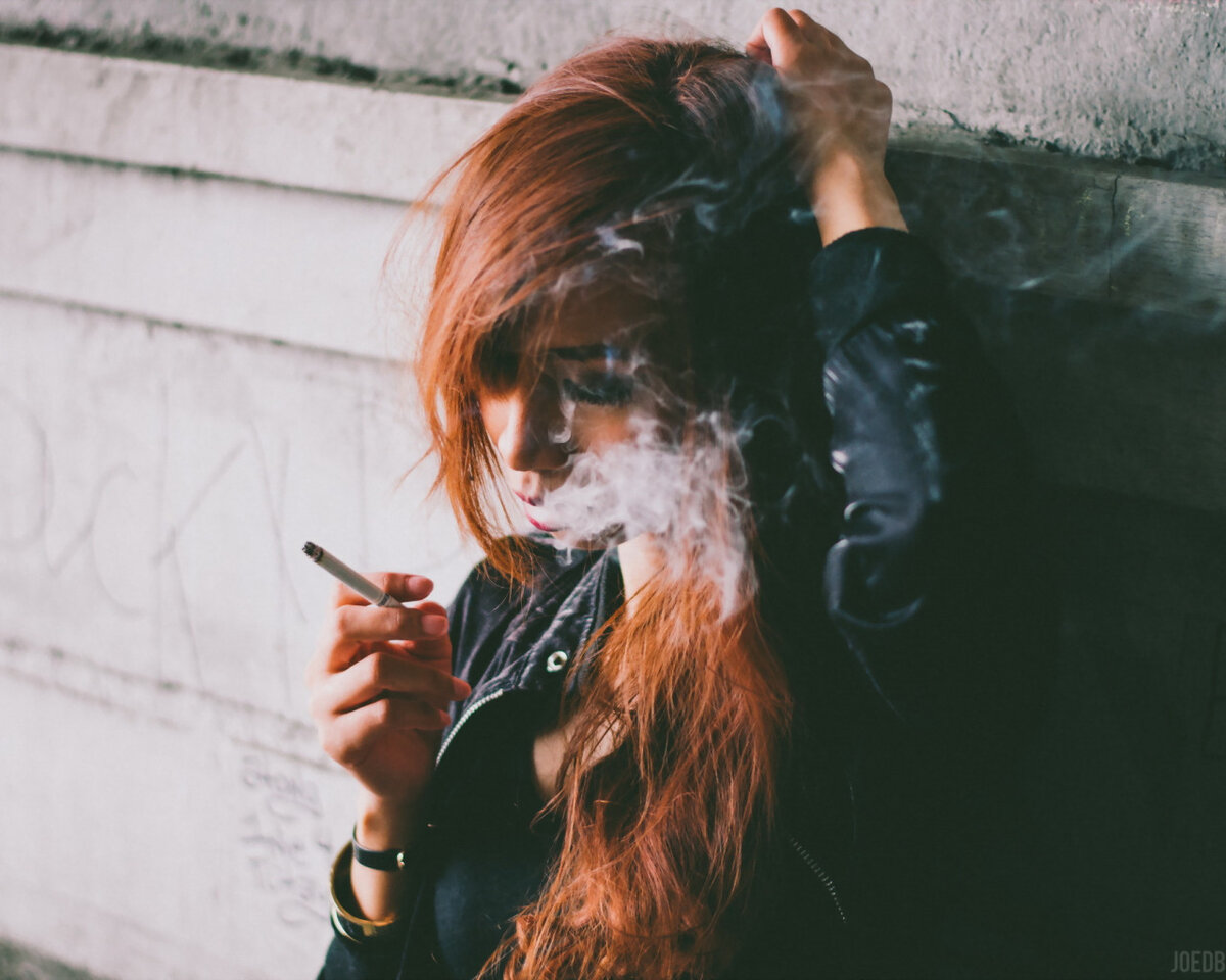 Рыжая девушка с сигаретой