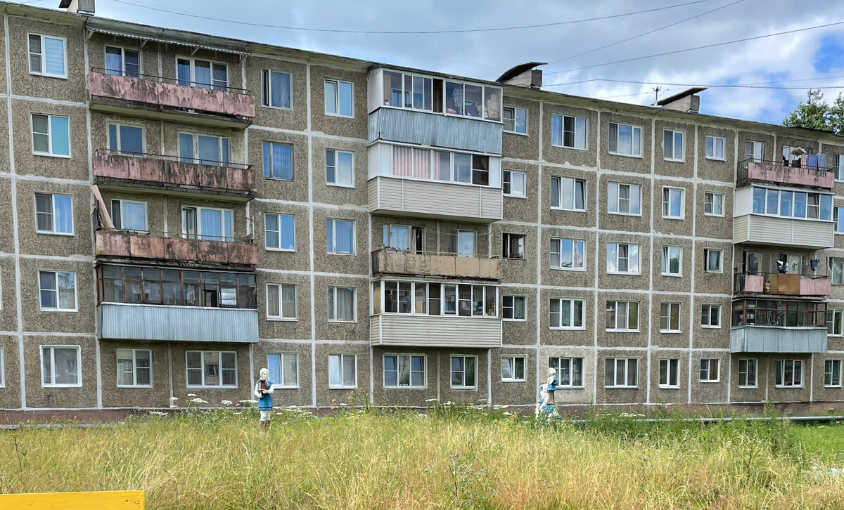 Скульптуры на фоне пятиэтажки