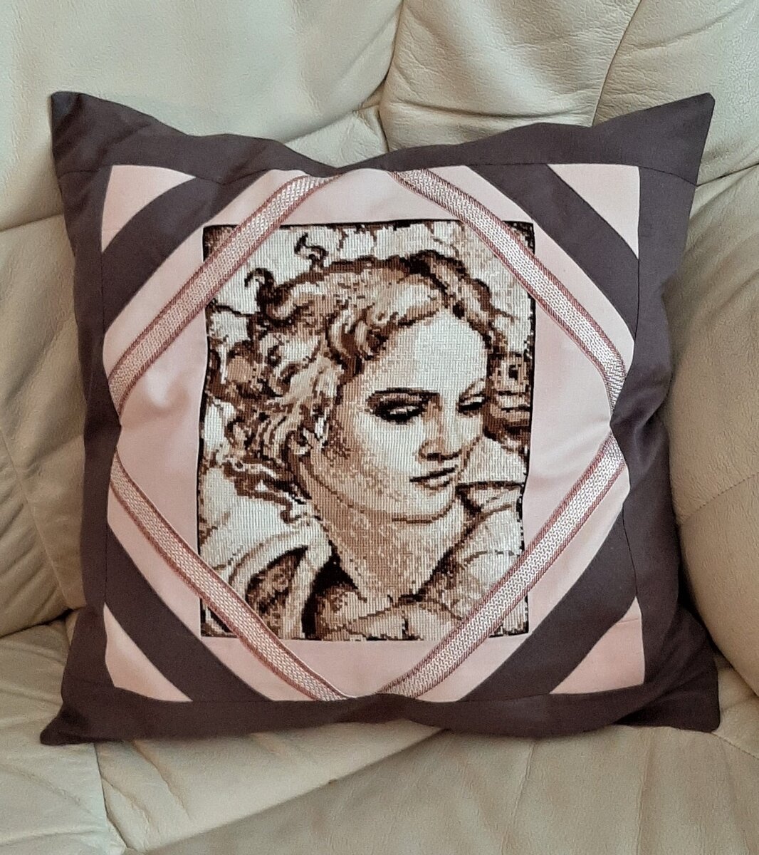 наволочка с использованием вышивки