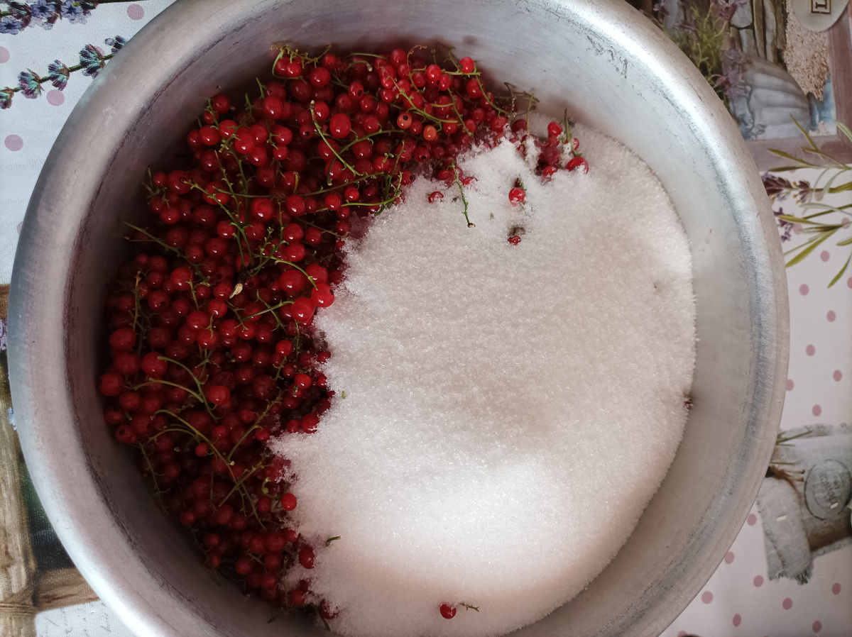 Ягода вместе с зелёными веточками, они приготовлению не помешают. 