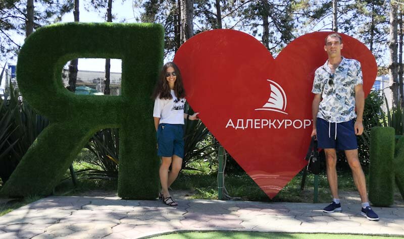 В АдлерКурорт на фото вкладывается не отношение к одноименному санаторию (я там не был), а как к курорту Адлер в целом.