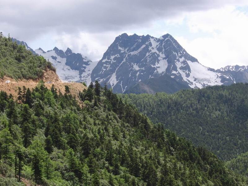 Одна из высочайших гор провинции Юньнань, Баймасюэшань (白马雪山), в уезде Дечен. Источник изображения: Wikipedia