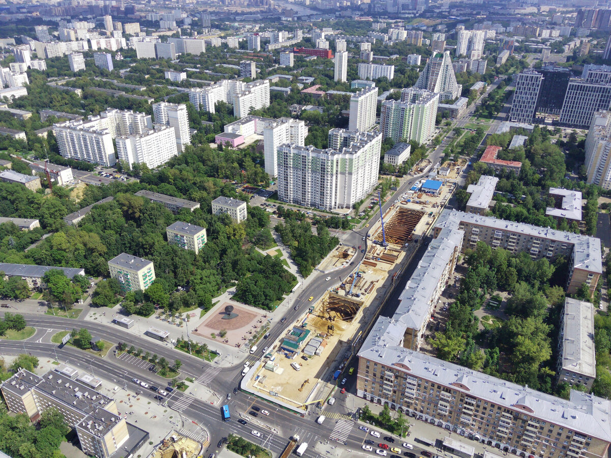 📷 1: Общие виды на стройплощадку со стороны Профсоюзной улицы и действующей «Академической» Калужско-Рижской линии. 