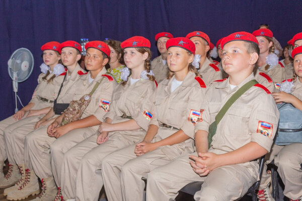 Пришедшие на выставку активисты республиканского военно-патриотического общественного движения "Молодая гвардия – Юнармия". Фото © Предоставлено Лайфу