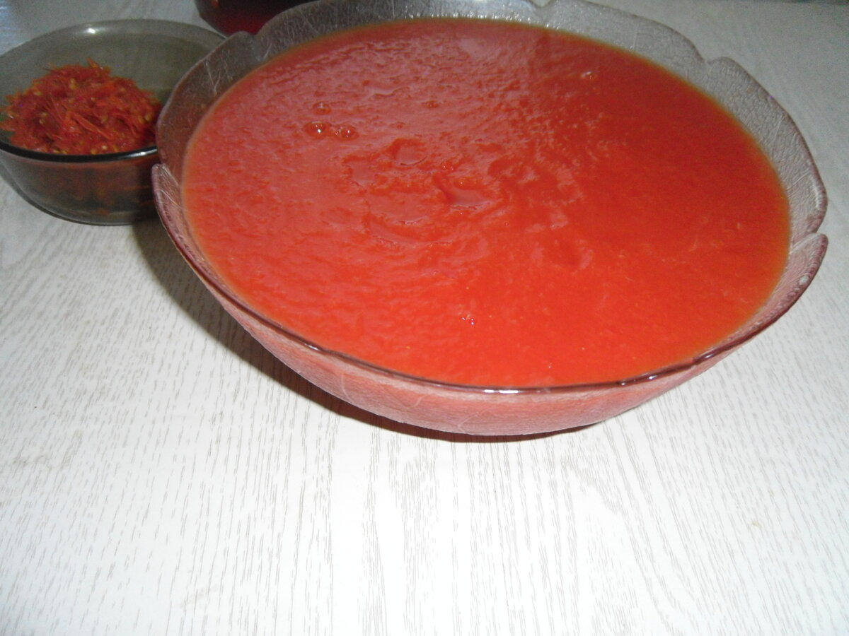 Слева -небольшая тарелочка с отходами (зерна и кожура) после протирки через сито.