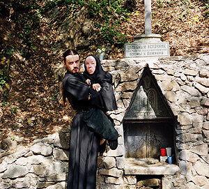 Ο Ηγούμενος Ιωάννης με τη Μητέρα Ραφαίλα στην Κριμαία, στο μοναστήρι του Κοσμά και του Δαμιανού κοντά στην Αλούστα