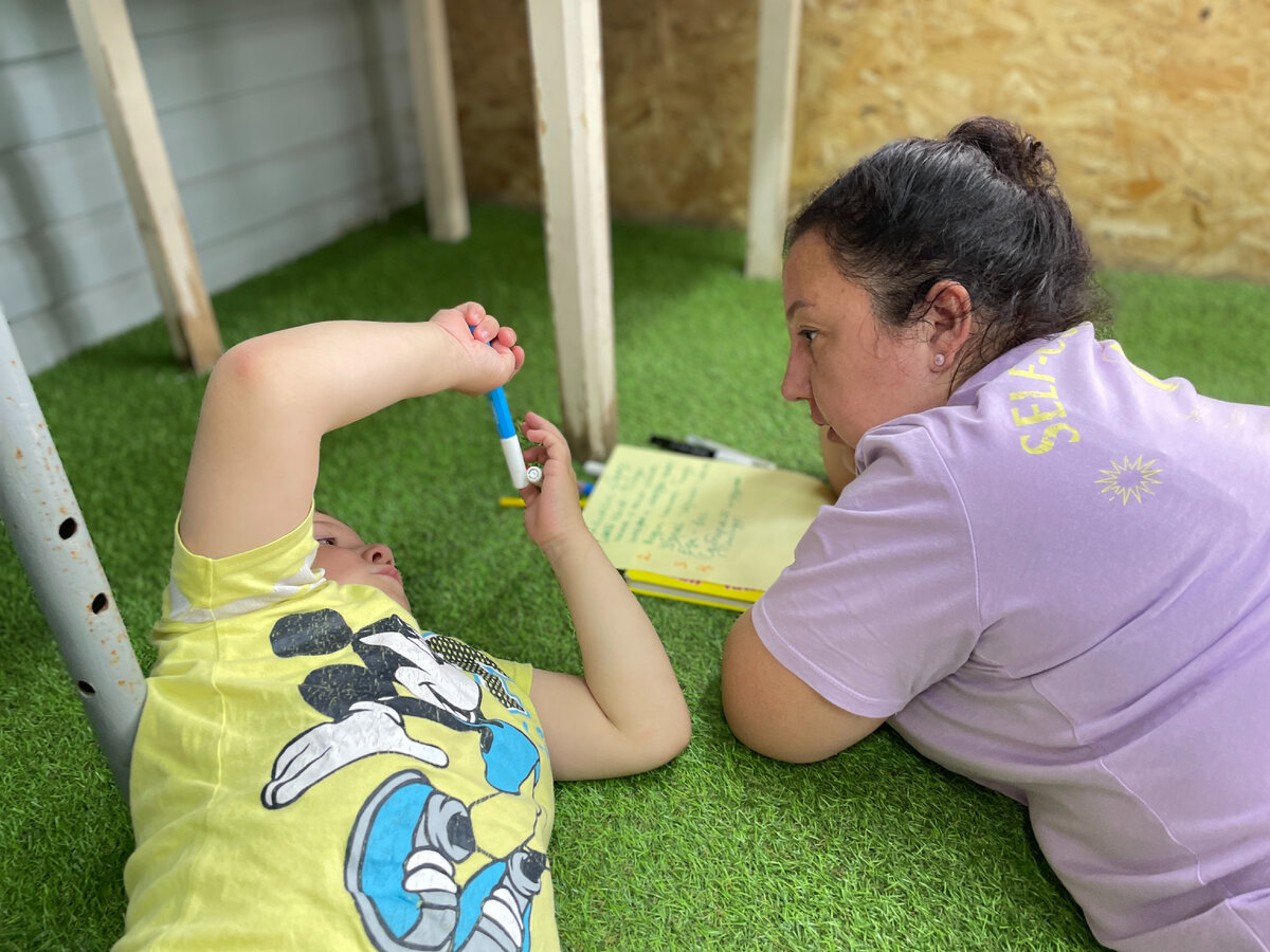 Диляна с Тимуром на занятиях программы "Территория радости" Родительского центра "Подсолнух"