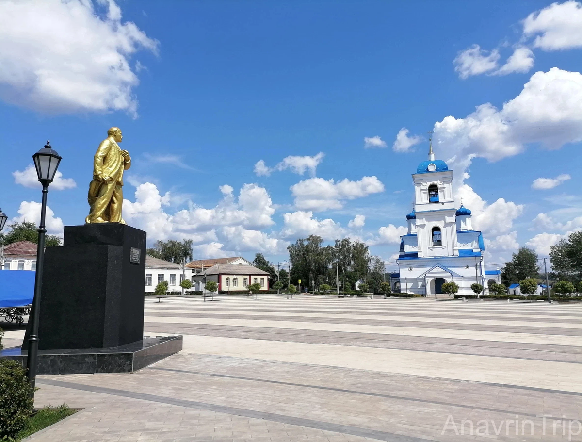 В.И. Ленин смотрит на храм...