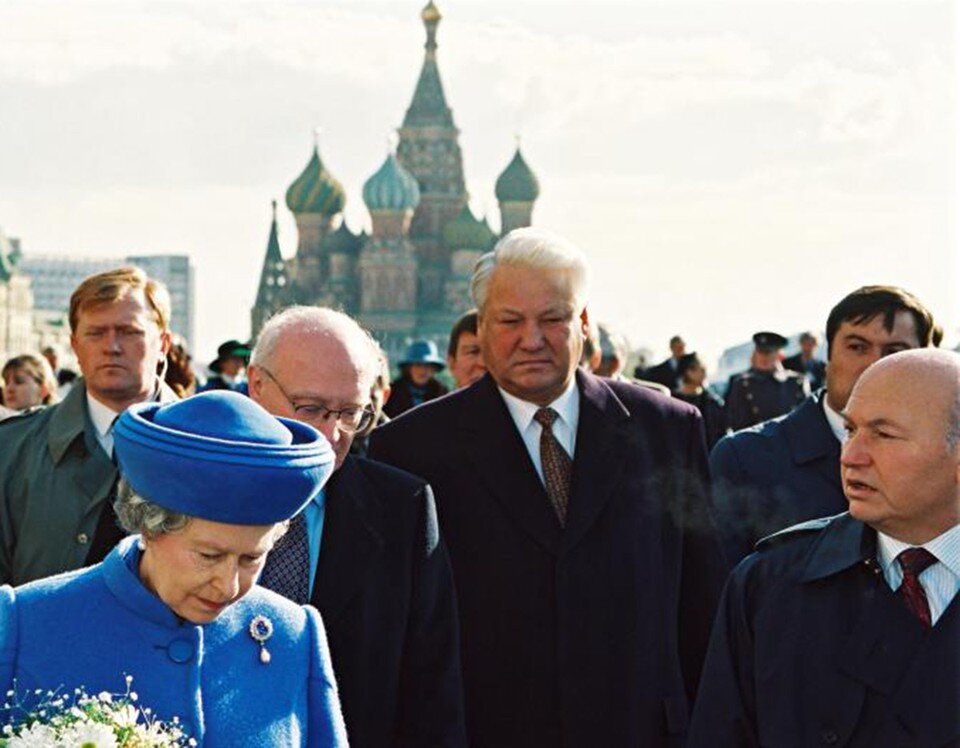     Королева Елизавета II и первый президент России Борис Ельцин на Красной площади. Визит Ее Величества в Россию состоялся в 1994 году.