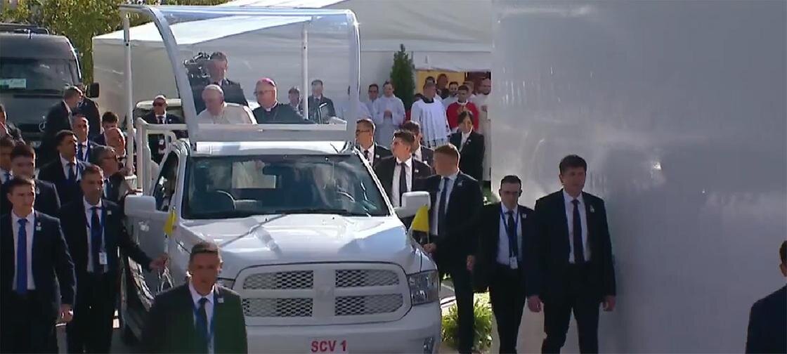    Папа Римский приехал для свершения Мессы:facebook.com/religionscongresskz2022