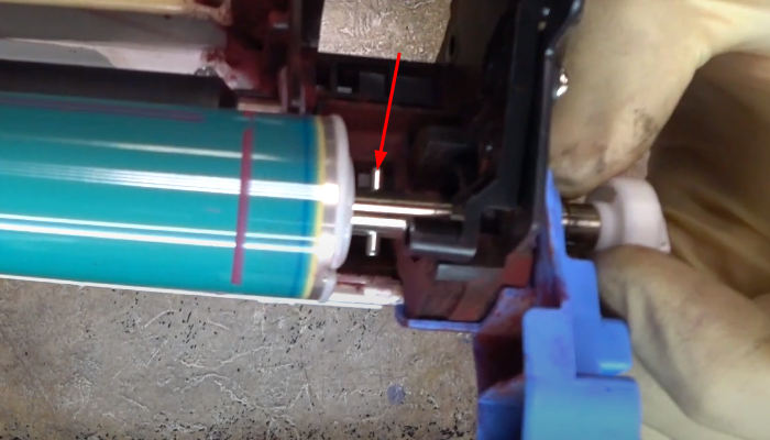 Фото 46. Припудриваем тальком поверхность нового фотобарабана