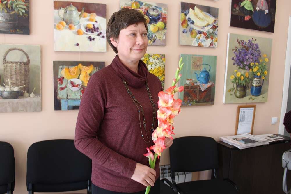 Художница Евгения Трифонова. Фото из газеты "Красное знамя. Веневский район" 