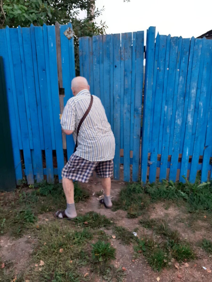 Том в нетерпении подпрыгивает на месте, как заправский кенгуру...