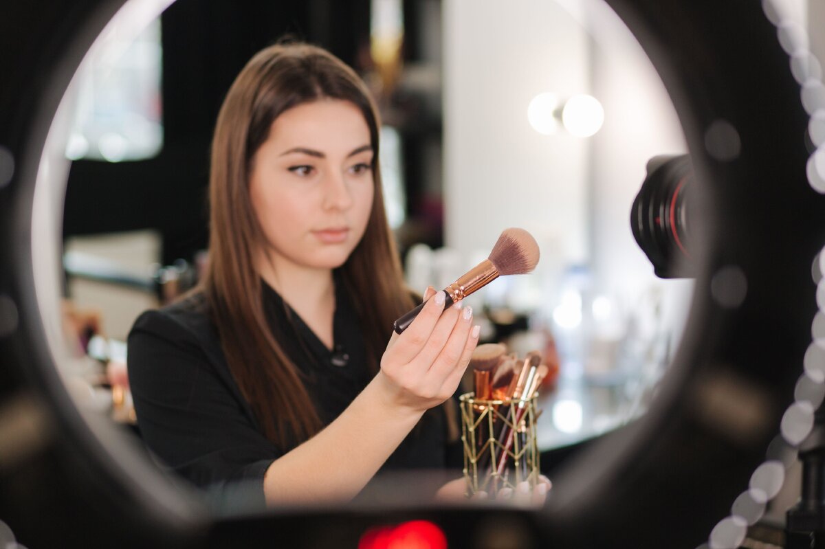     Сколько зарабатывает бьюти-блогер, снимая видео о косметике?