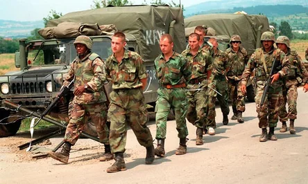 На фото: сербские военнослужащие, пленённые войсками НАТО. Косово, Югославия, 1990-е.