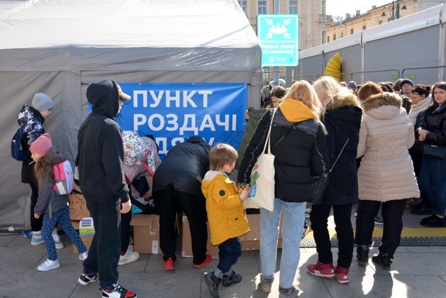    Беженцы с территорий б. УССР на пункте выдачи помощи в Кракове (сс) Silar