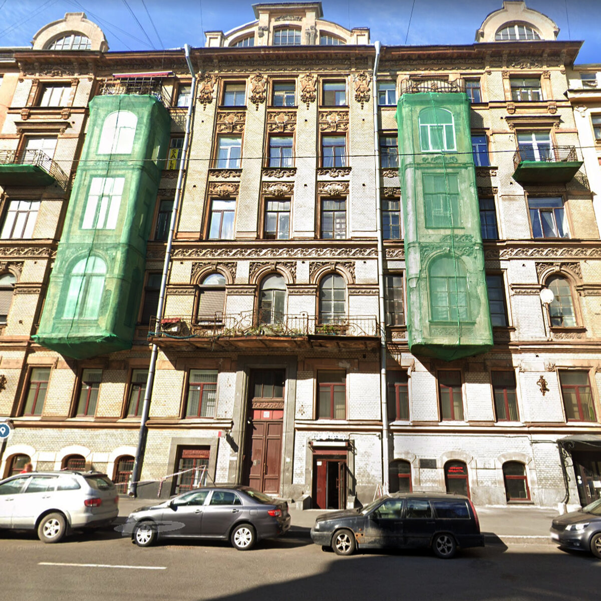 Дом Бернштейна одновременно выходит на 2-ю Советскую и 3-ю Советскую улицы, имеет сквозной проход. Чтобы увидеть парадную, надо входить со 2-й Советской.