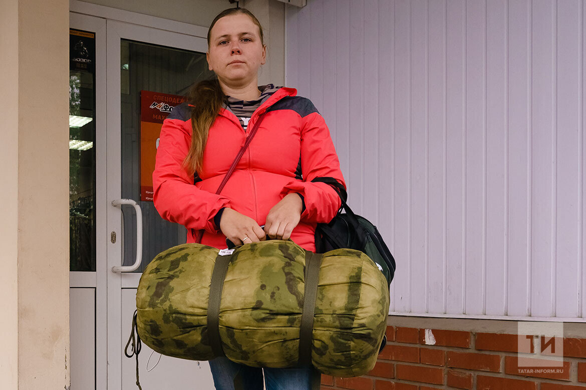 ​Татьяна рассказала, что собирает в зону СВО своего мужа. Обошла несколько спортивных магазинов, но ничего подобного из того, что ей нужно, не нашла. Фото: © Салават Камалетдинов / «Татар-информ»