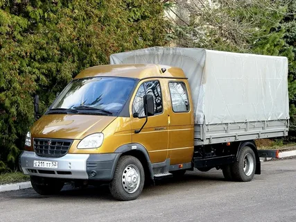Примерно такой грузовик стоял у входа в завод.