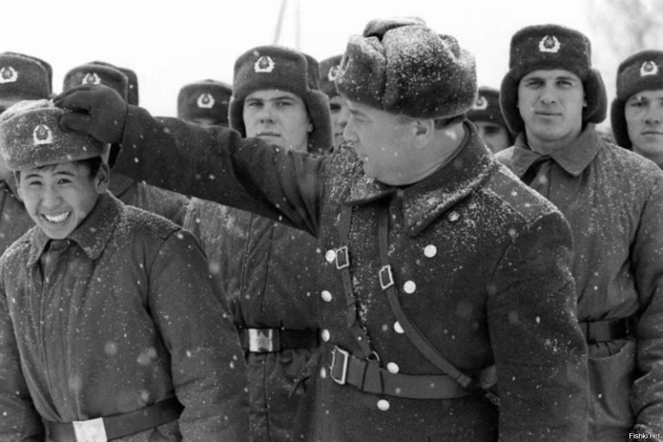 Командиром нашего подразделения Батареи Управления арт-полка в\ч 24265 был старший прапорщик Патласов, очень похожий на этого. Фото из интернета.