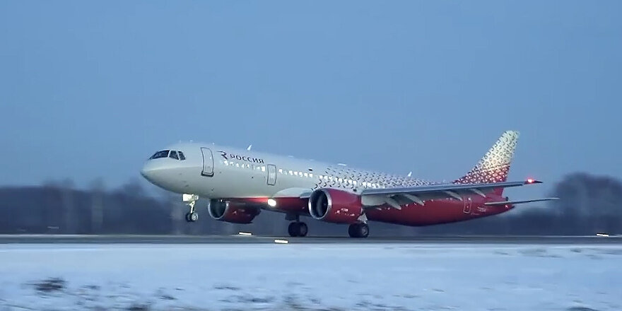 Наш красавец МС-21! В цветах АК "Россия". Первый из трёх учебно-тренировочных. На них будет обучаться лётный состав АК. Следующие начнут заполнять авиапарк компании! 