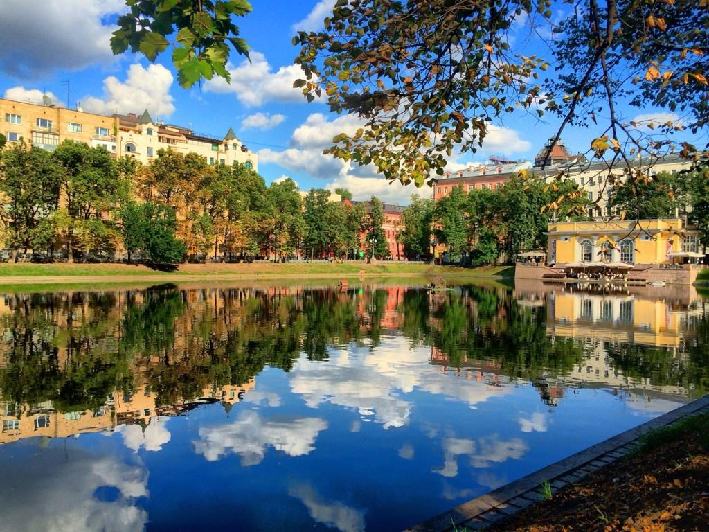 Вот здесь неподалеку сидели хорошие девочки, все клиенты приходили по наружной рекламе.