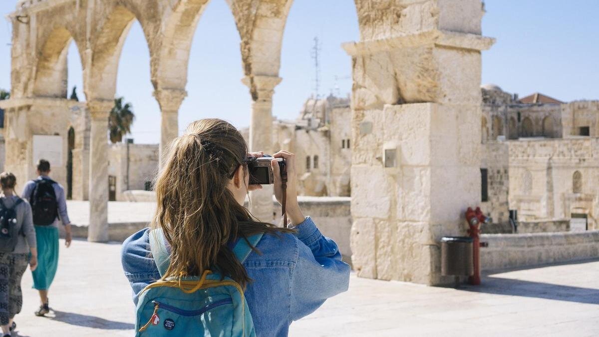    Девушка фотографирует достопримечательности:pexels.com