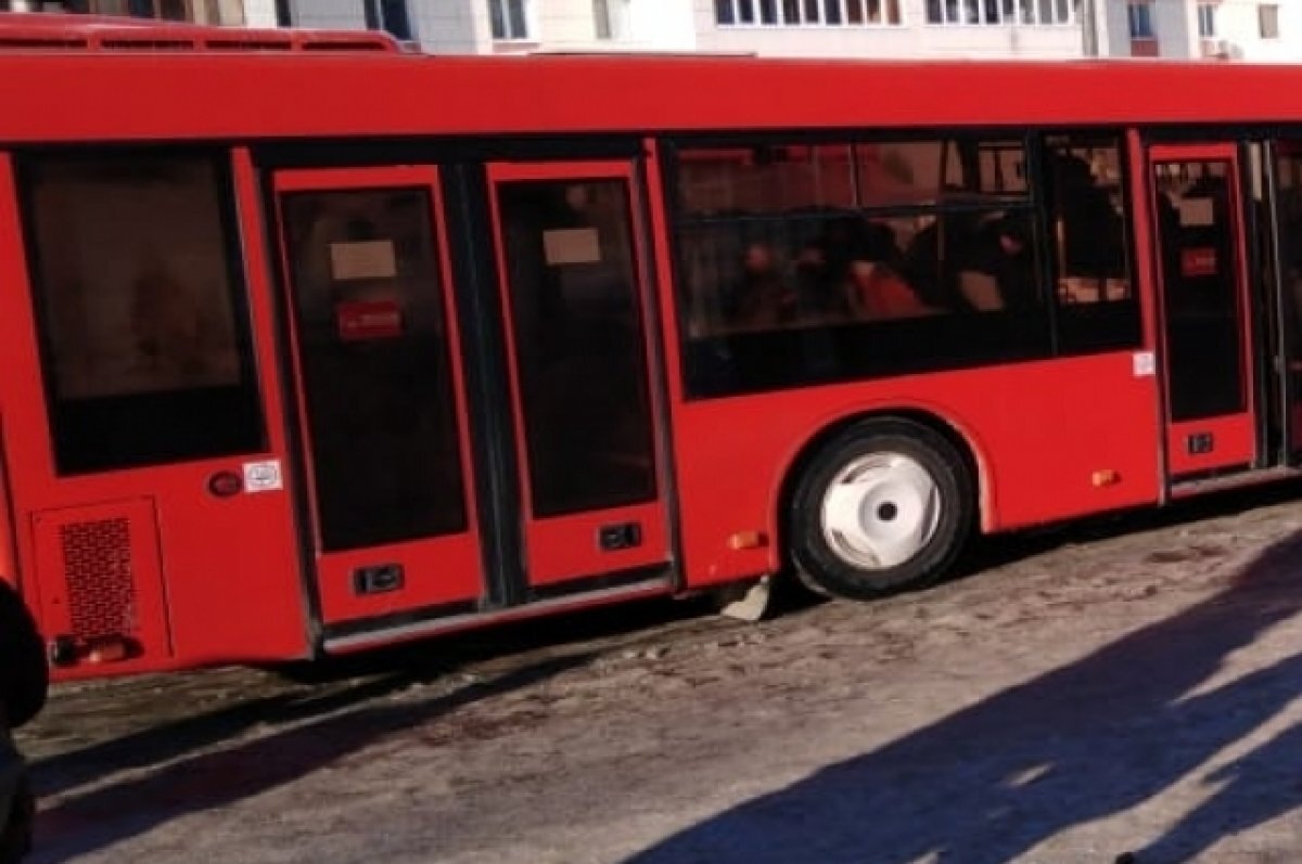    В Казани из-за автомобиля столкнулись два пассажирских автобуса