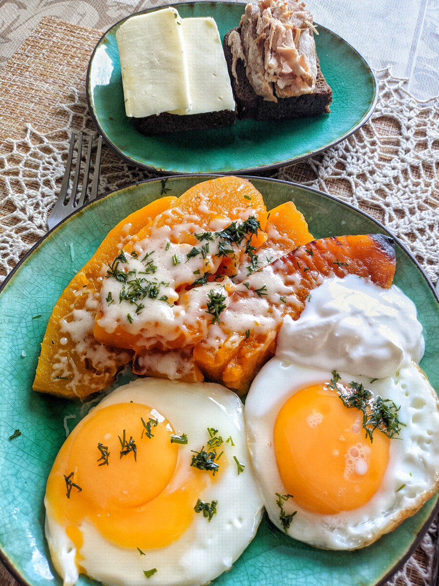 Бородинский хлеб с сыром и грудинкойч запечённая тыква с сыром, глазунья