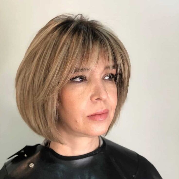 Лёгкий вариант чёлки за счёт узкой секции чёлки, а не благодаря филировке. 