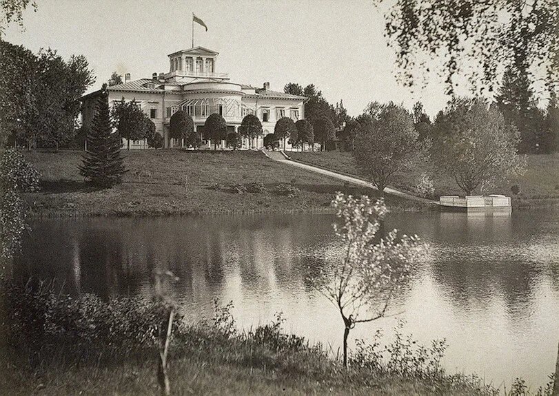 Вид на дворец с озера. 1885 год.