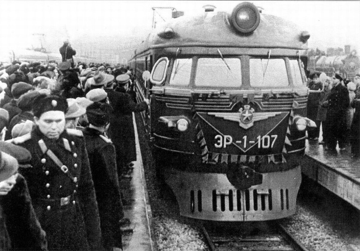 ЭР1-107 в момент открытия движения до Малой Вишеры. Ленинград, Московский вокзал, 4 ноября 1960 г.