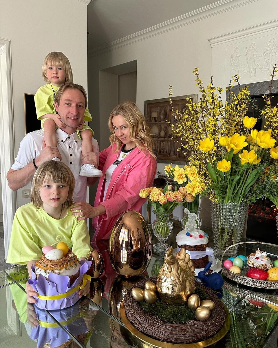 Евгений Плющенко и Яна Рудковская с сыновьями