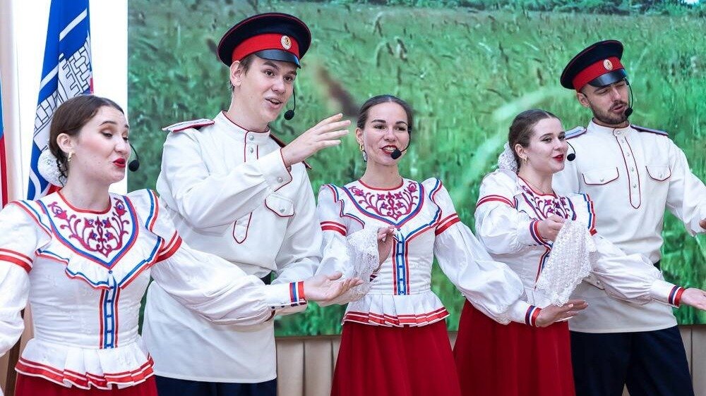     В Ростове приступили к украшению улиц для 274-й годовщины со дня основания города, об этом сообщил глава администрации Алексей Логвиненко в своем Telegram-канале.
