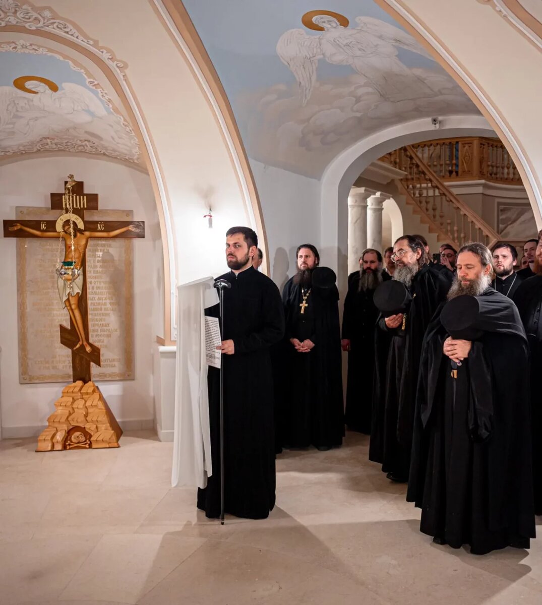 Братия монастыря молились на освящении иконы в Знаменском храме обители