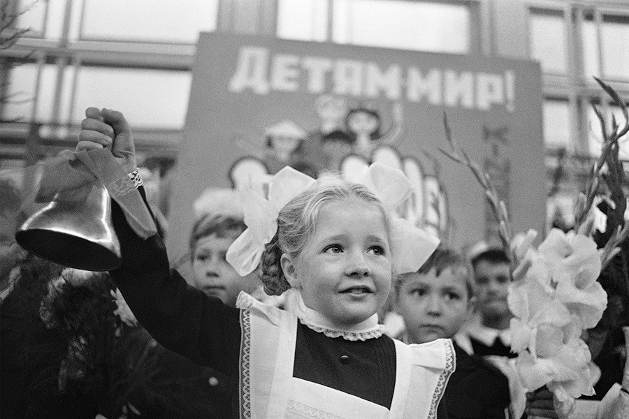 На улицах что-то много полицейских. Думаю, в чем дело? А потом вспомнил, что сегодня 1 сентября -- начало учебного года!-2