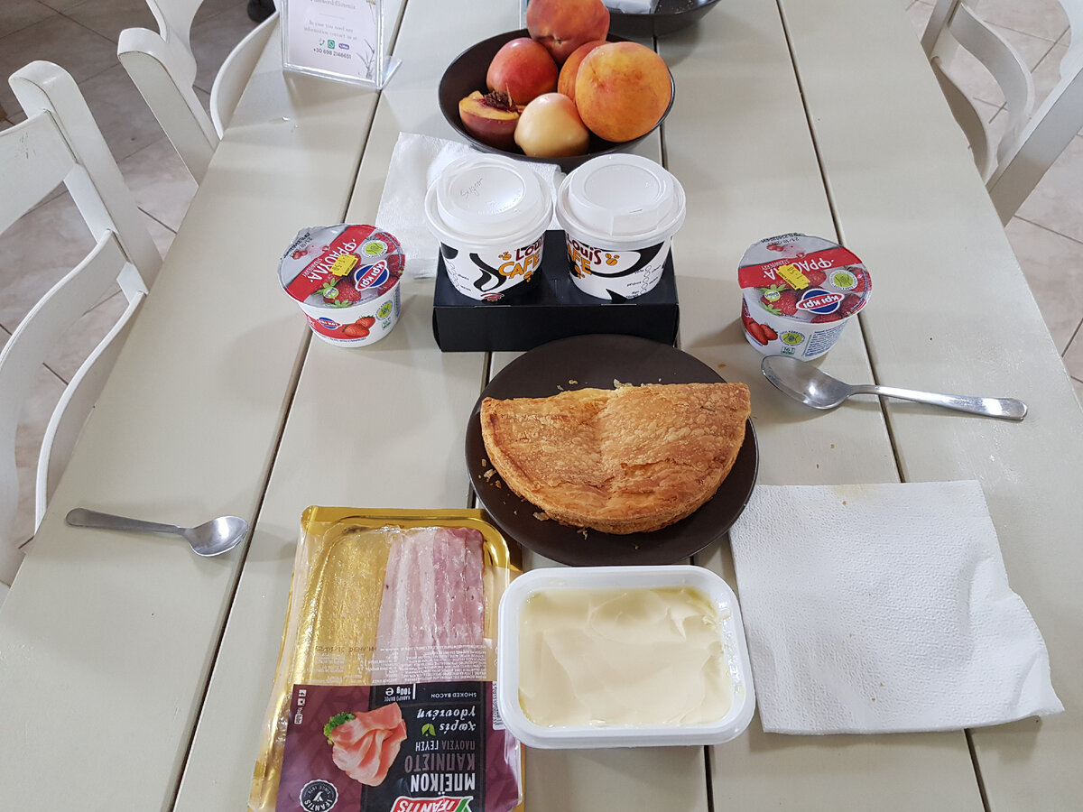Завтрак у нас в мельнице. Отель Монолит, Санторини.
