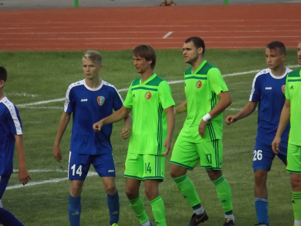 Футболистка танцует