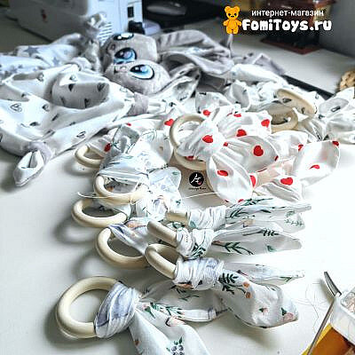 Купить грызунок можно по ссылке: https://fomitoys.ru/gryzunok-dlya-novorozhdennykh-ushki-zayki-s-derevyannym-koltsom/ или на ozon: https://www.ozon.ru/product/ushki-zayki-gryzunok-prorezyvatel-dlya-zubov-detskiy-fomitoys-pogremushka-dlya-novorozhdennyh-1129239280/