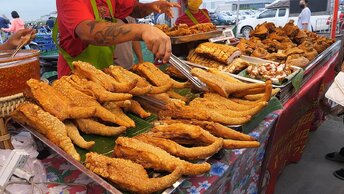 Хрустящая обжаренная свиная кожа, жареная свиная нога - Тайская уличная еда