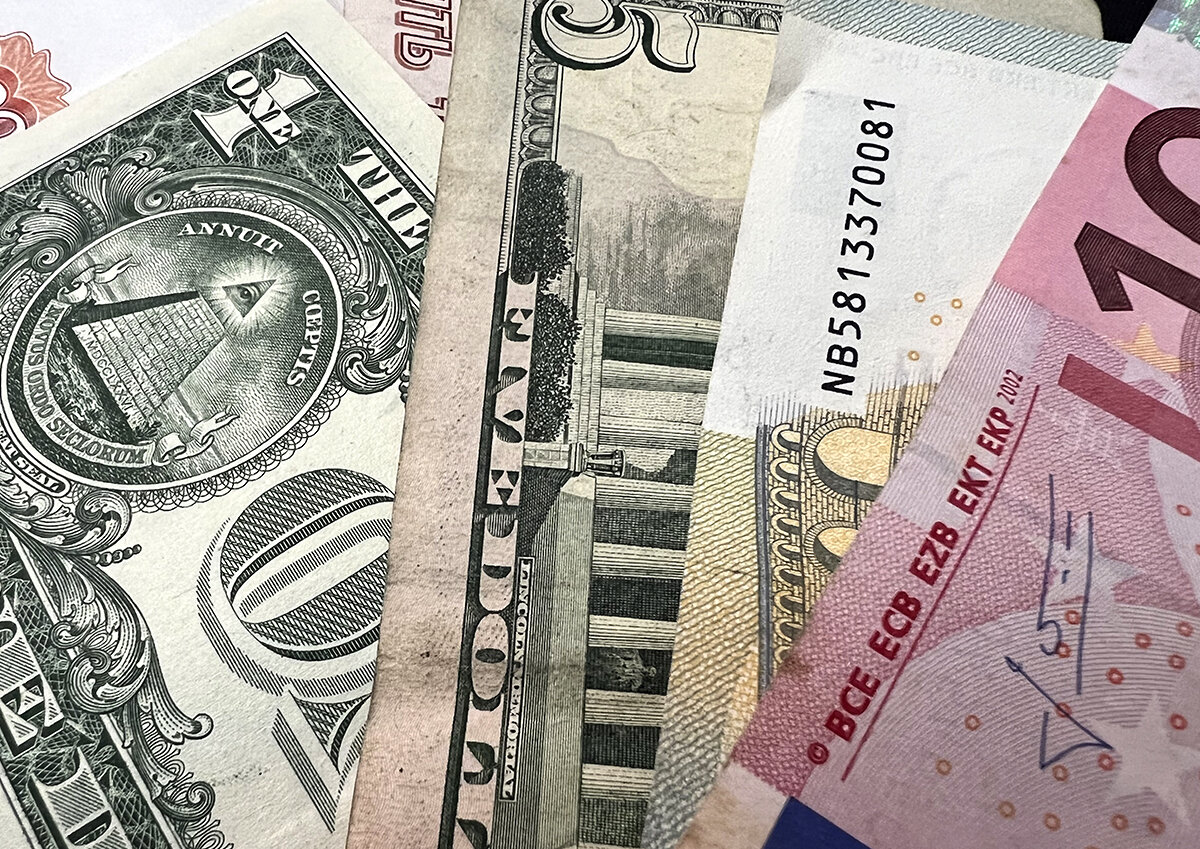 Банки вынуждены сокращать свои позиции в долларах и евро по нескольким причинам. Фото © Пульс дня 