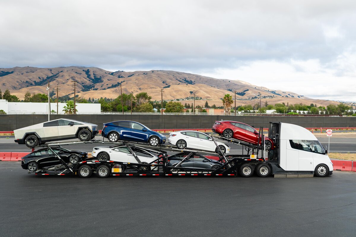 Опубликовано «семейное фото» Tesla со всеми актуальными моделями, включая  Semi и Cybertruck | iXBT.com | Дзен