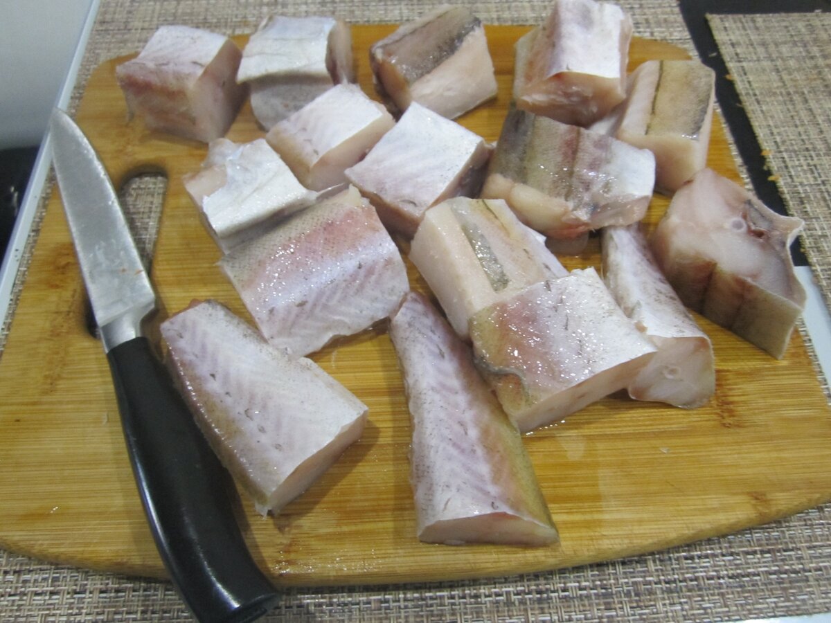 Нарезка рыбы на кусочки.