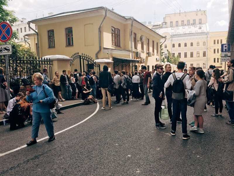 Абитуриенты у ворот ГИТИСа