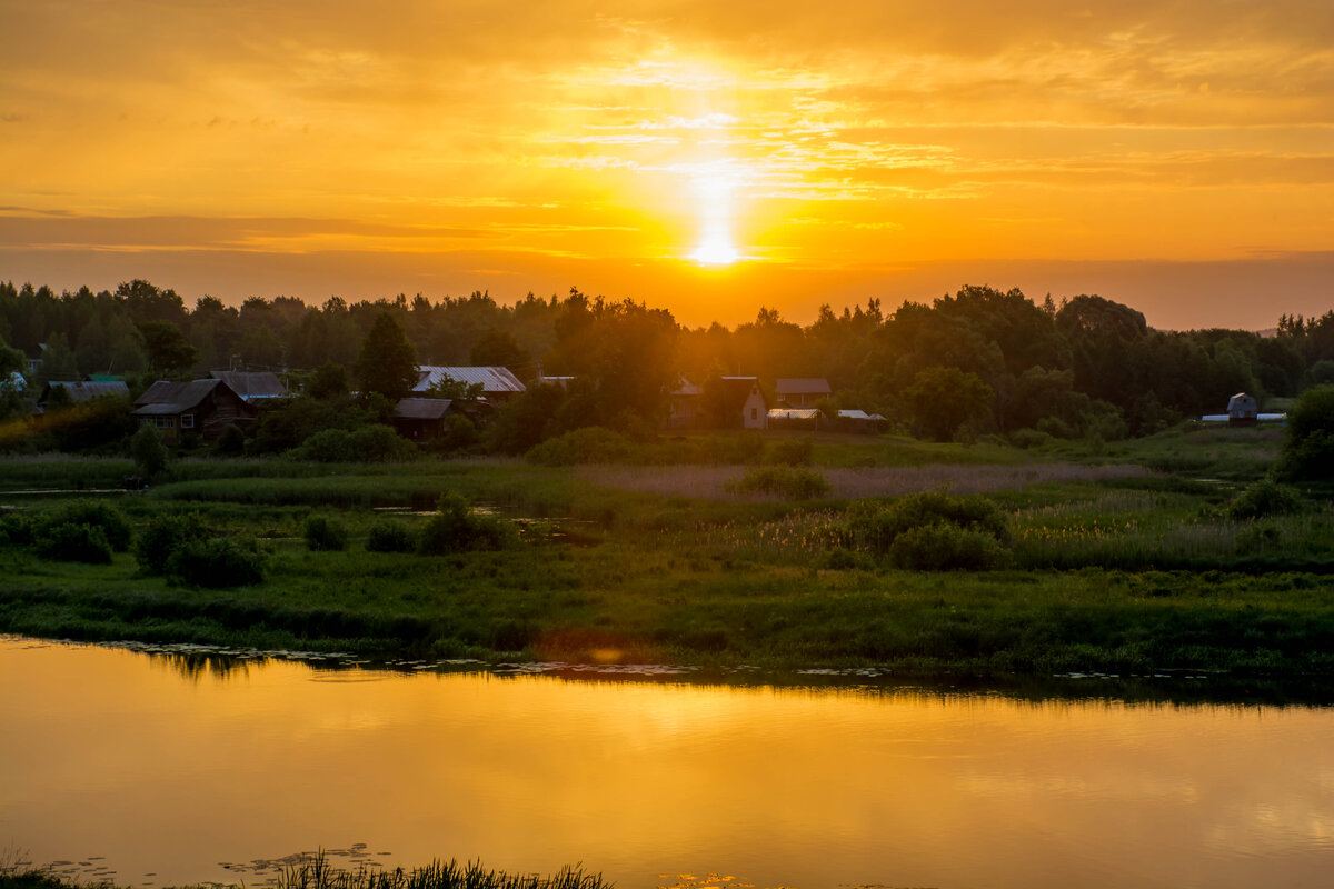 А с рассветом на село. Летний вечер в деревне. Рассвет в деревне. Вечер в деревне летом. Рассвет в деревне летом.